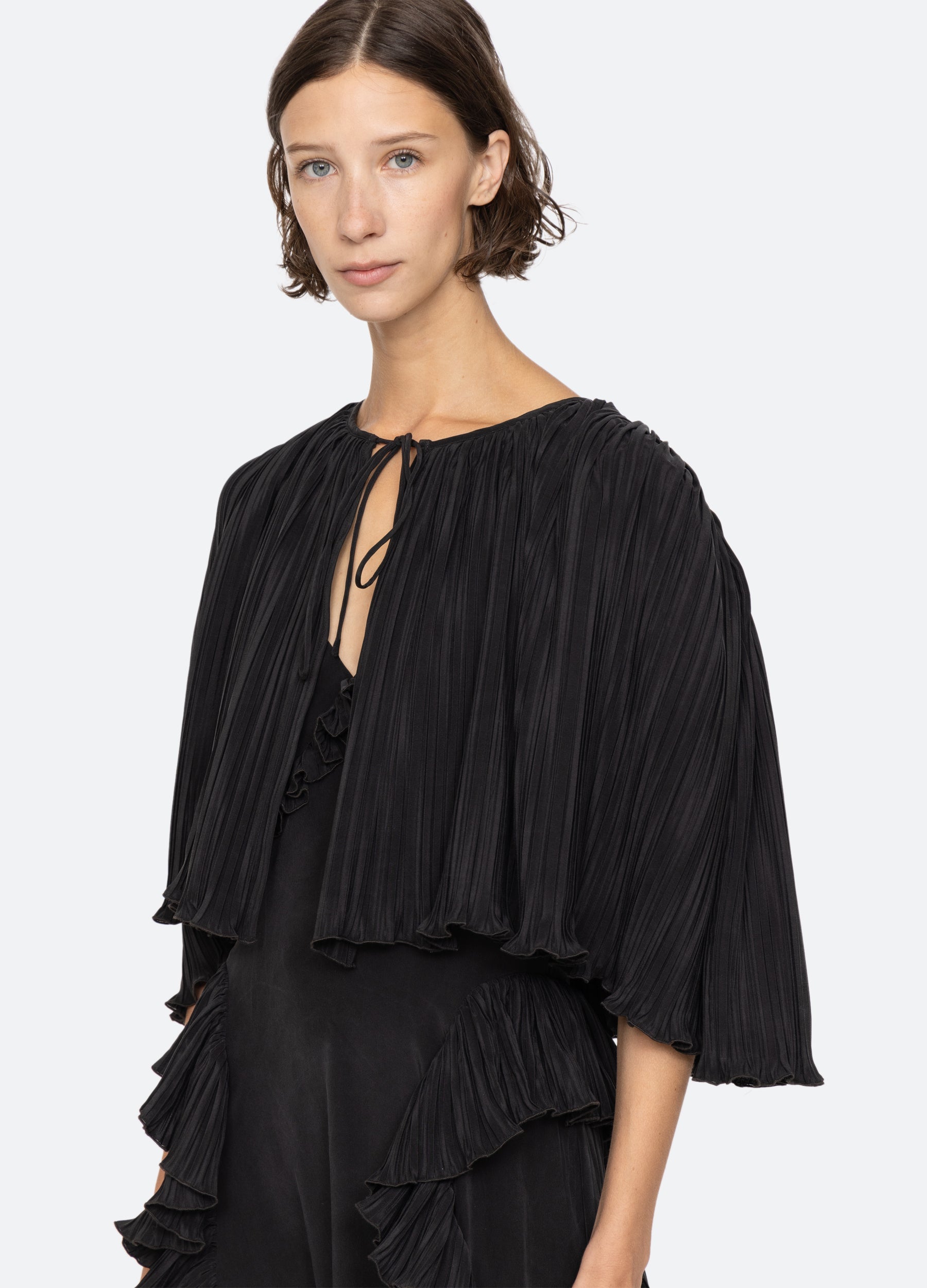 Delilah Cape Black|Cream