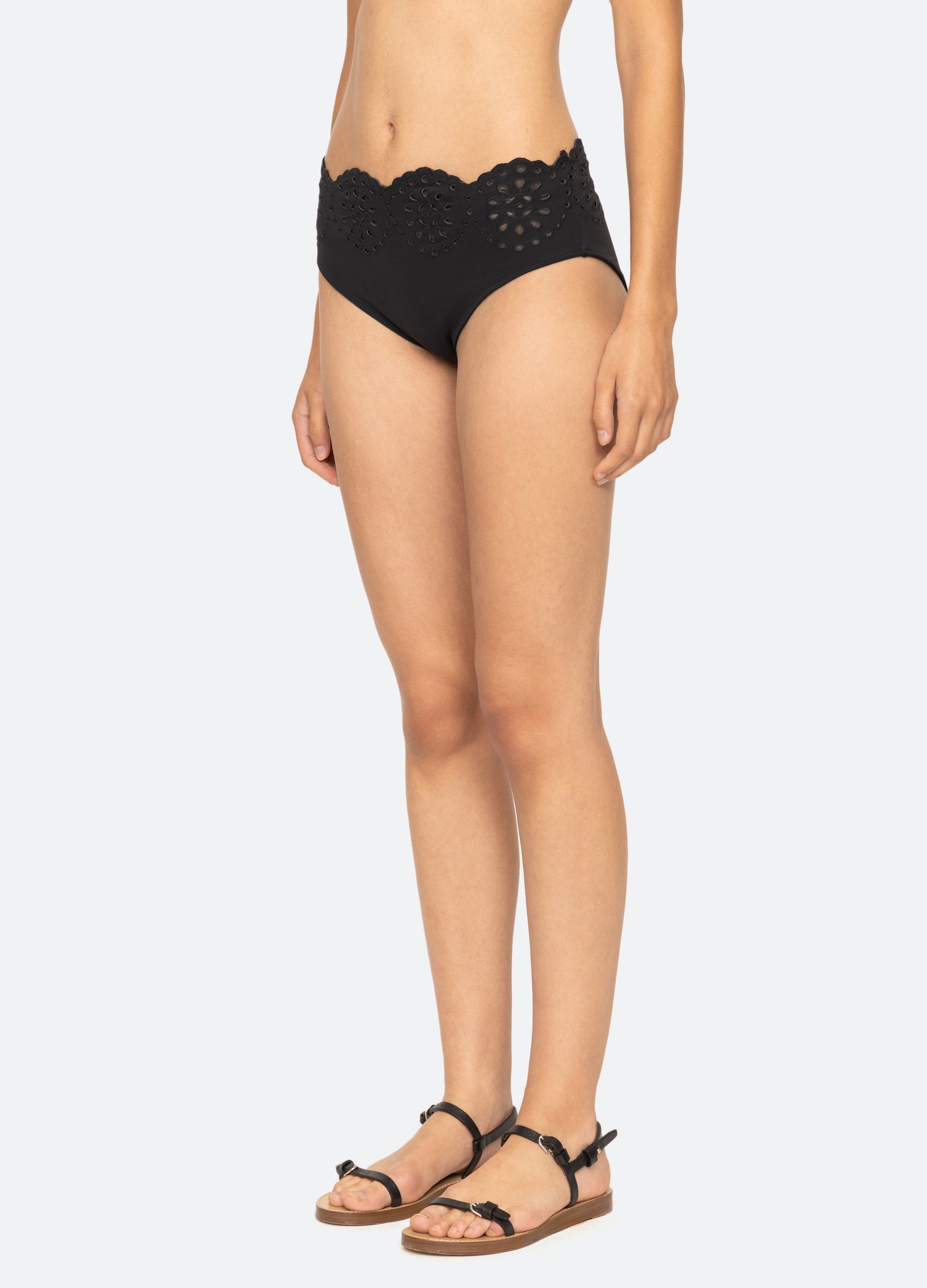Mae Scallop Bottom Black